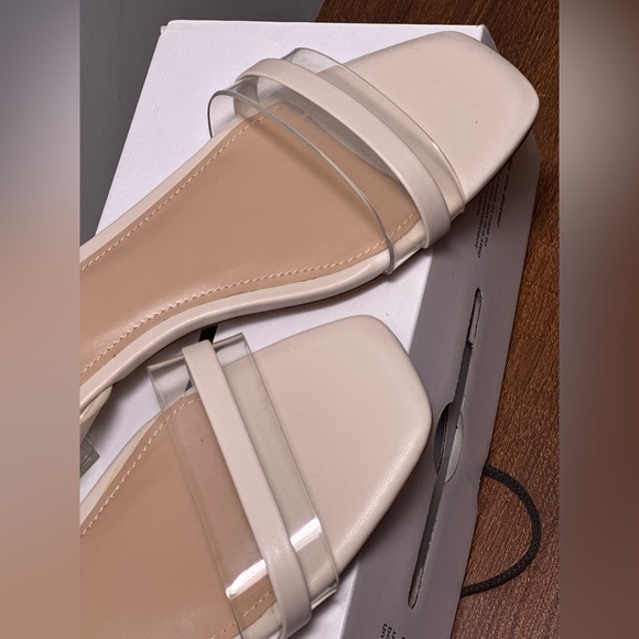 Aldo super chic and comfortable white Macyflex sandals with lucite heel - Picture 5 of 8